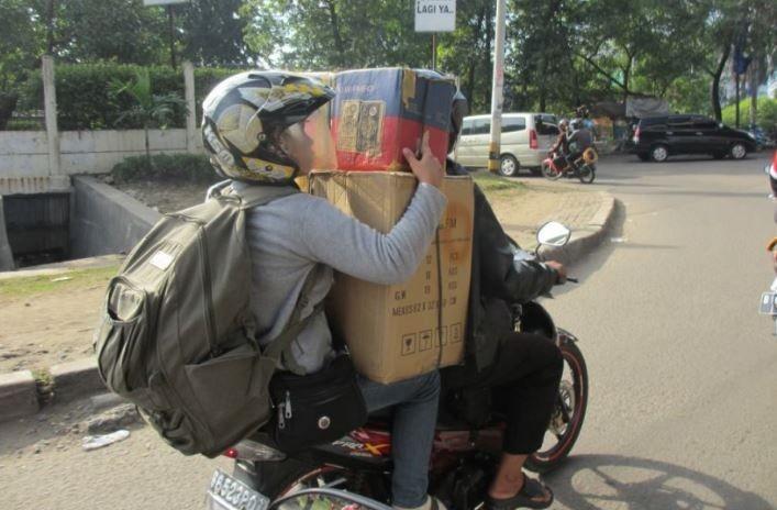 5 Tips Mengangkut Barang Di Sepeda Motor