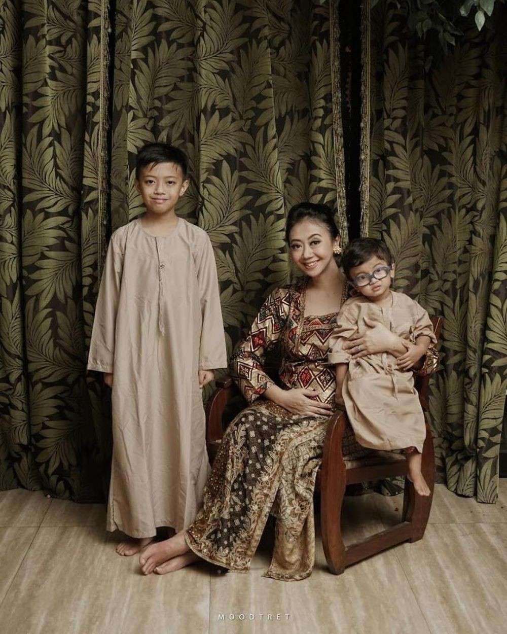 Anggun Berbatik Ide Maternity Shoot Bareng Keluarga Ala Asri Welas