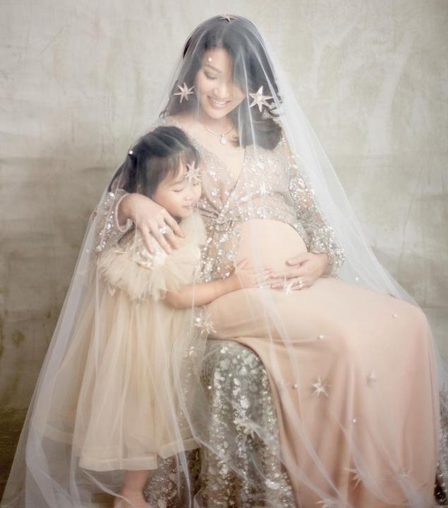 Inspirasi Maternity Shoot Ala Sarwendah Tan Anggun Bak Putri Raja