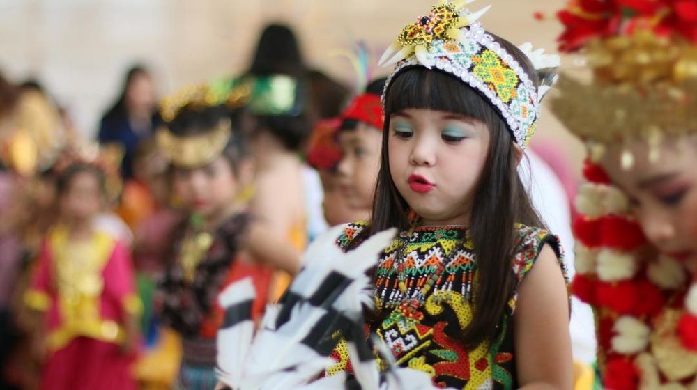 Pakaian Adat Suku Dayak Kalsel Semarakkan Hari Tari Dunia Portal