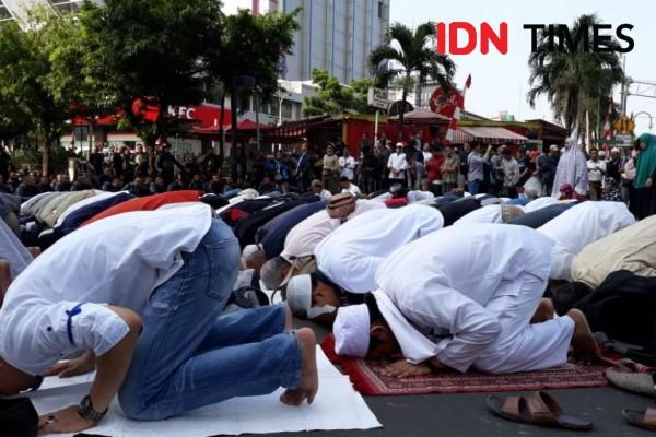 Massa Aksi Tolak Kecurangan Pemilu Salat Asar Berjemaah Di Jalanan