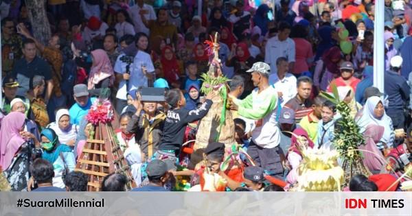 Foto Foto Rebutan Ketupat Syawalan Di Waduk Rowo Jombor Seru