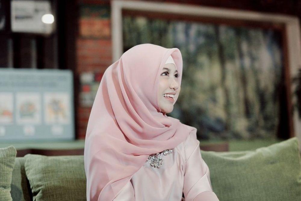 Pesona Ghea Indrawari Saat Kenakan Hijab Adem Banget