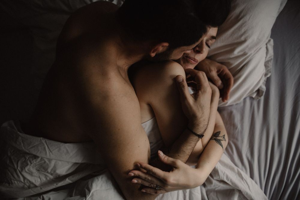 Молодая пара влюблённых предпочитает домашний секс перед вебкамерой