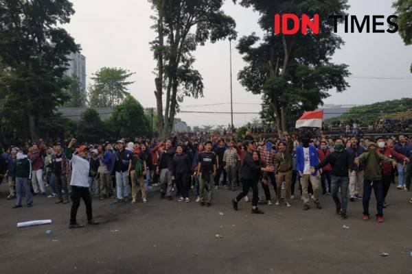 Demo Mahasiswa Di Bandung Kembali Ricuh Polisi Tembakkan Gas Air Mata