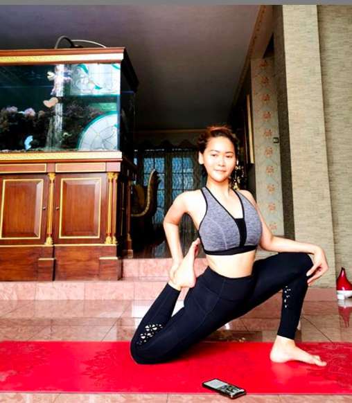 Potret Hits Inul Daratista Saat Yoga Tubuhnya Elastis Banget Nih