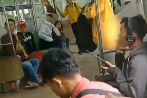 Viral Merokok Di Dalam Kereta Penumpang Diturunkan Secara Paksa