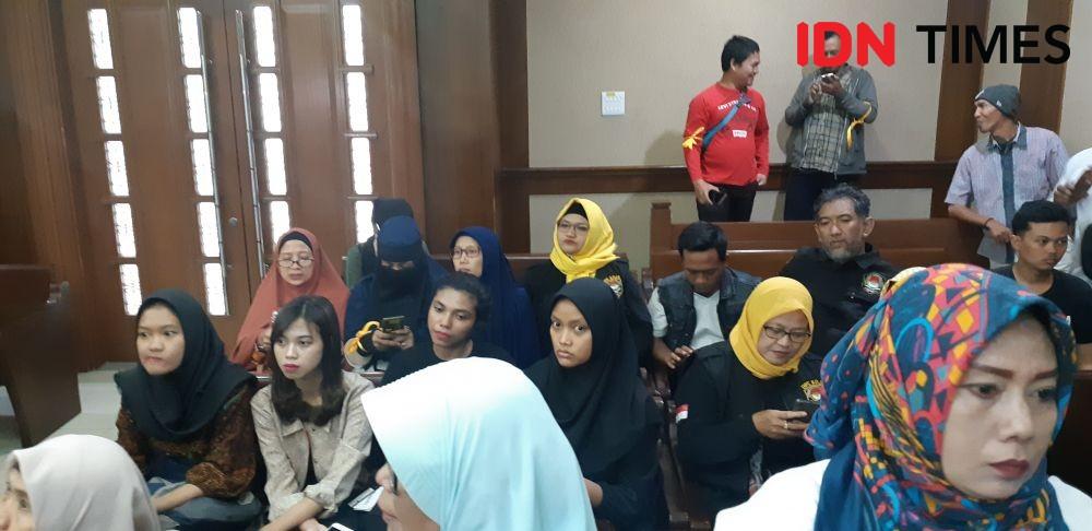 Luthfi Pembawa Bendera Yang Viral Saat Demo DPR Hadapi Sidang Perdana