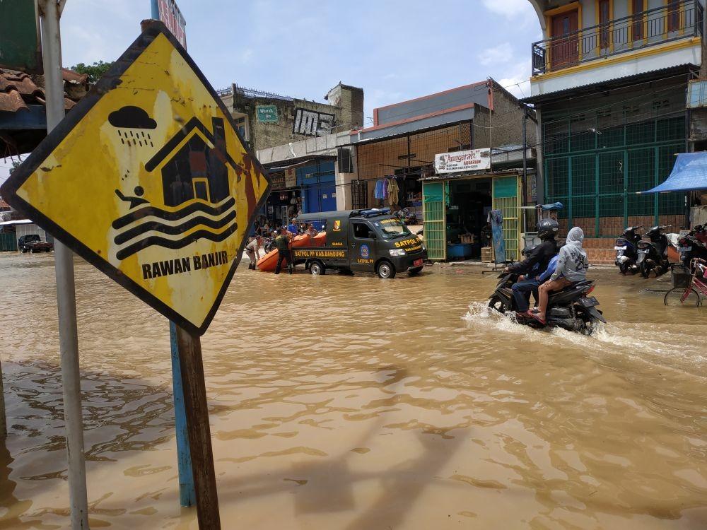 4 Kecamatan Di Bandung Terendam Banjir Ketinggian Air Sampai 150 Cm