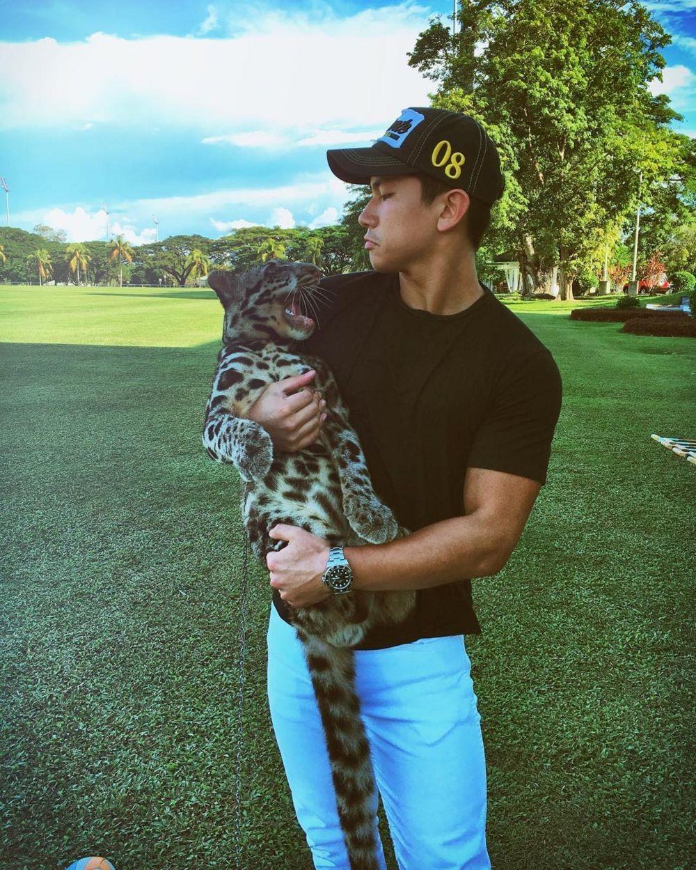 Potret Gemas Pangeran Mateen Bareng Harimau Harimau Kesayangannya