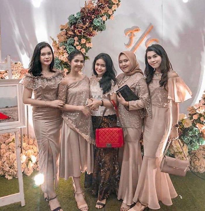 Gaya Seragam Bridesmaid Nuansa Cokelat Nude Kalem Penuh Pesona