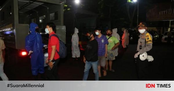 Puluhan Pelanggar PSBB Surabaya Terjaring Razia Dan Ditahan Polisi