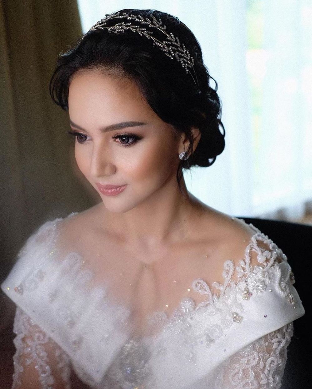 9 Style & Makeup Pernikahan Angelica Simperler, Bikin Pangling!