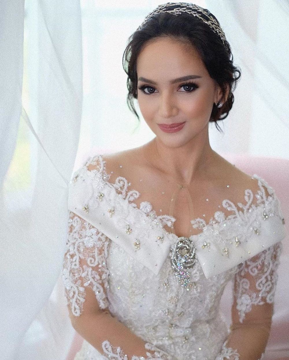 9 Style & Makeup Pernikahan Angelica Simperler, Bikin Pangling!