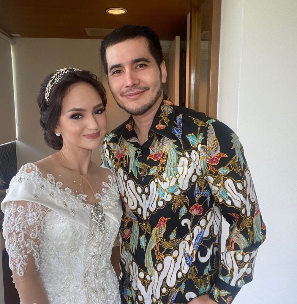 12 Momen Haru Pernikahan Aktris Angelica Simperler dan Rico Hidros 