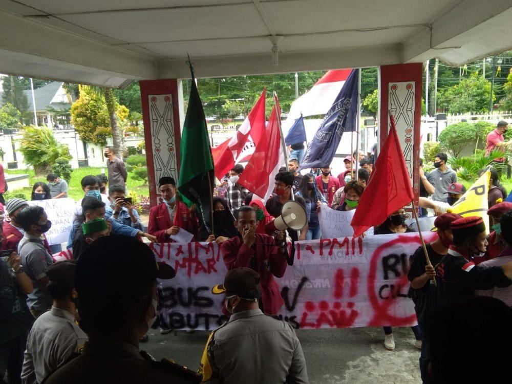 Demo Tolak Omnibus Law Mahasiswa Paksa Masuk Kantor DPRD Siantar