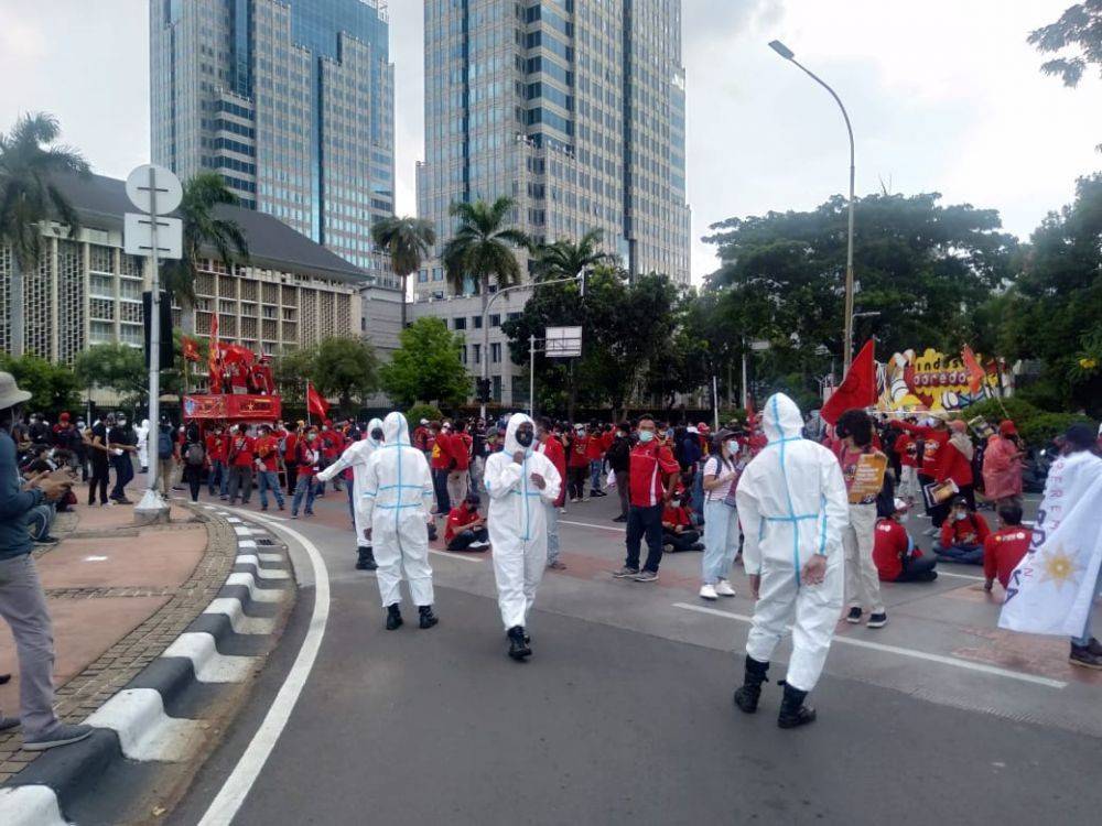 Sejumlah Polisi Berpakaian Apd Amankan Aksi