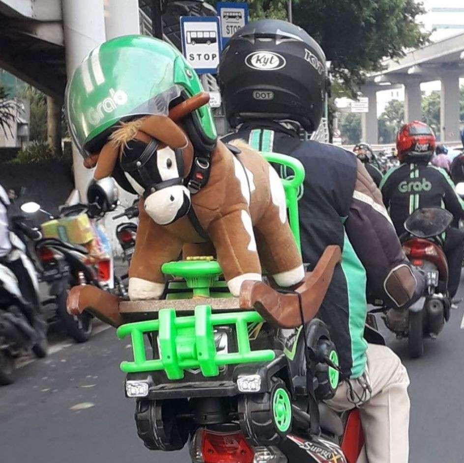 Potret Kocak Driver Ojek Online Bawa Orderan Mainan