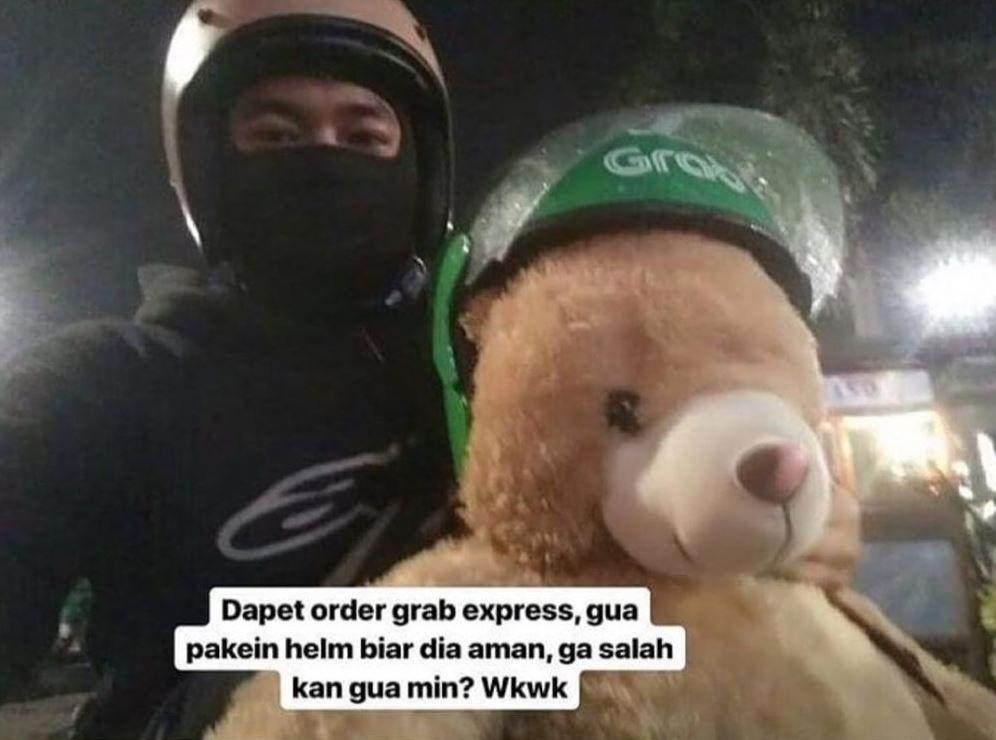 Potret Kocak Driver Ojek Online Bawa Orderan Mainan