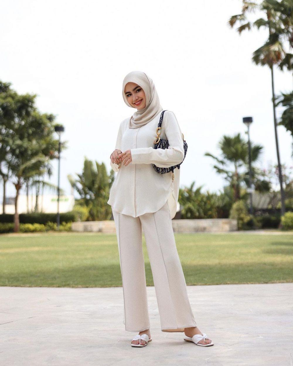 Gaya Outfit Bernuansa Krem Ala Fira Assagaf Style Elegan