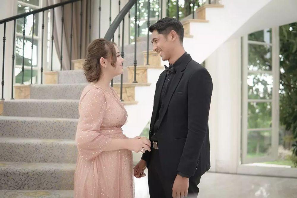 10 Potret Baby Bump Andin Ikatan Cinta Perutnya Makin Besar