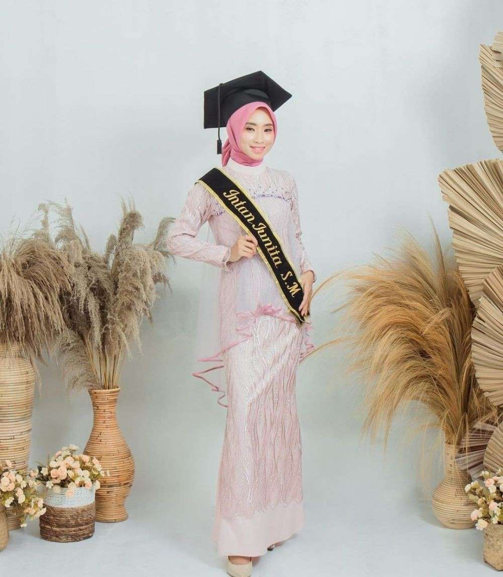 11 Model Dress Wisuda Kekinian Siap Jadi Pusat Perhatian