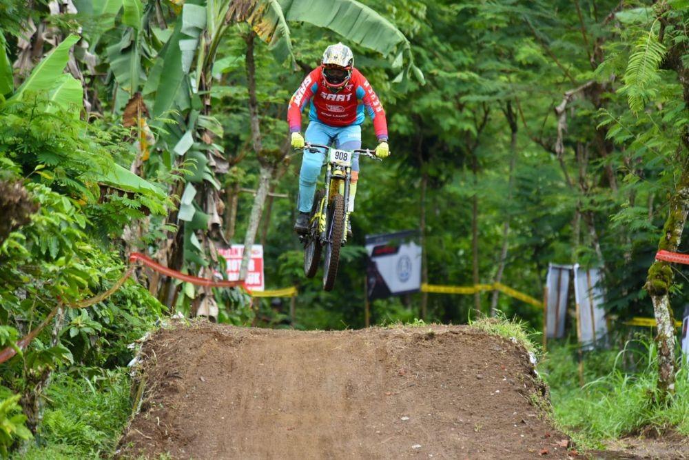 Diguyur Hujan Banyuwangi Ijen Geopark Downhill Semakin Seru