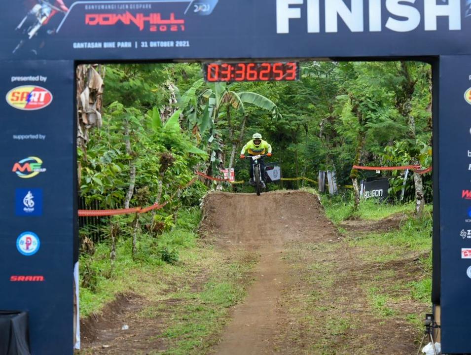 Diguyur Hujan Banyuwangi Ijen Geopark Downhill Semakin Seru