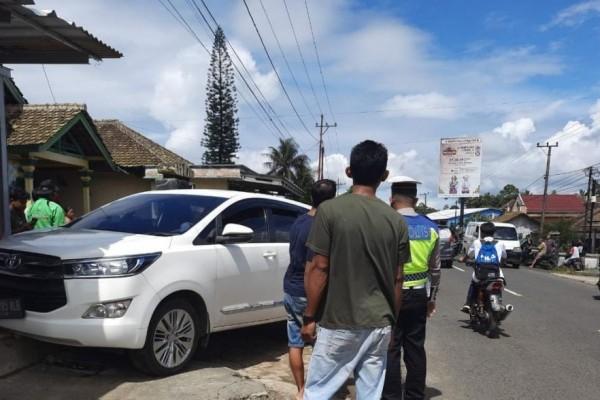 Dua Pekerja Pembersih Rumput Jalinbar Tanggamus Ditabrak