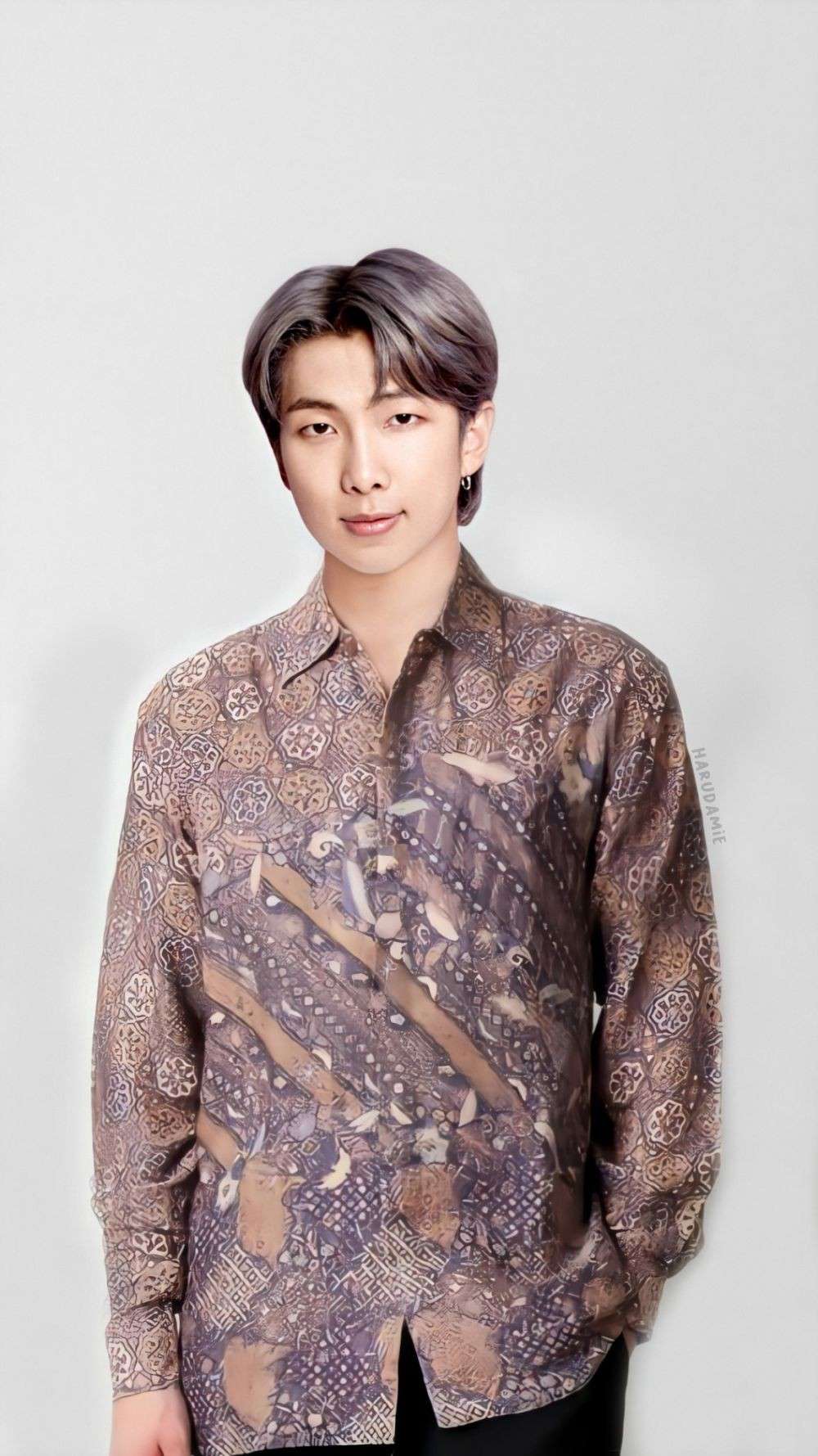 10 Foto Editan Member BTS Pakai Batik Teman Kondangan Able