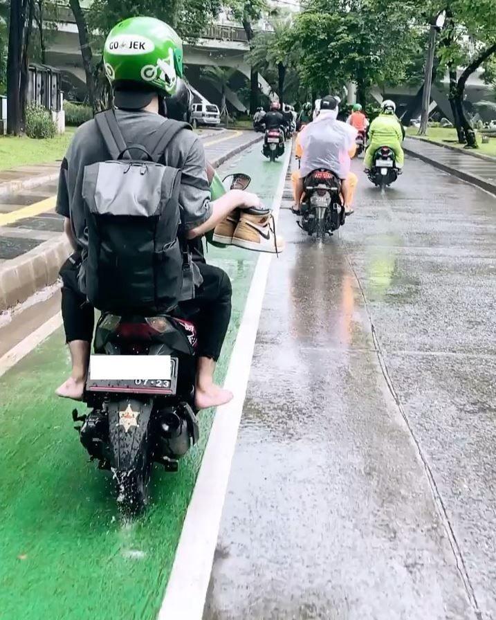 Potret Driver Ojek Online Dapat Penumpang Cowok