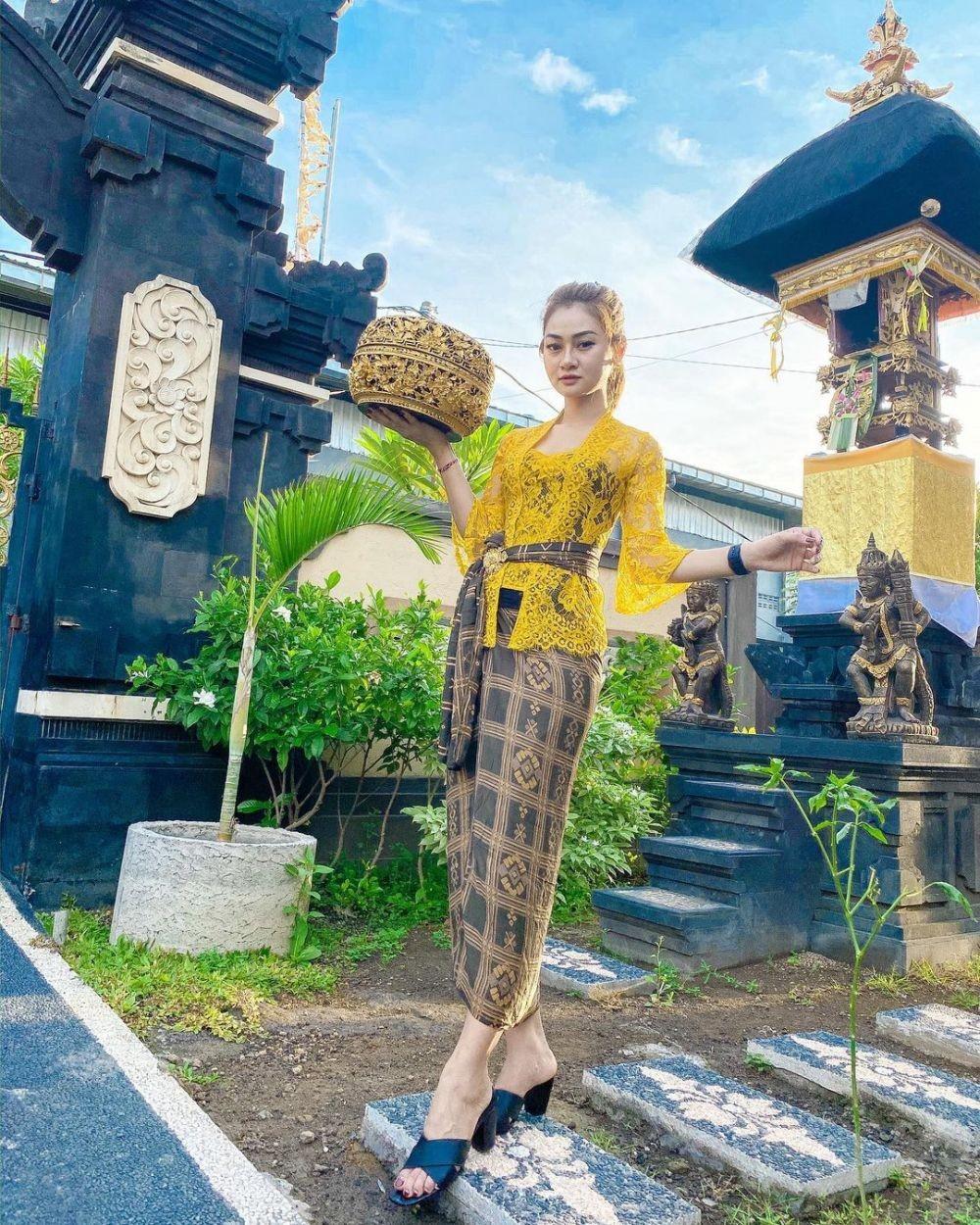 Kebaya Bali Ala Ayu Nindy Kakak Ipar Mahalini Yang Kece