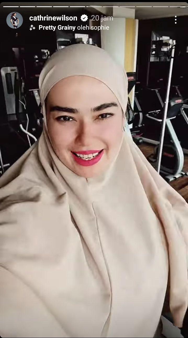 Potret Terkini Cathrine Wilson Berhijab Usai Umrah