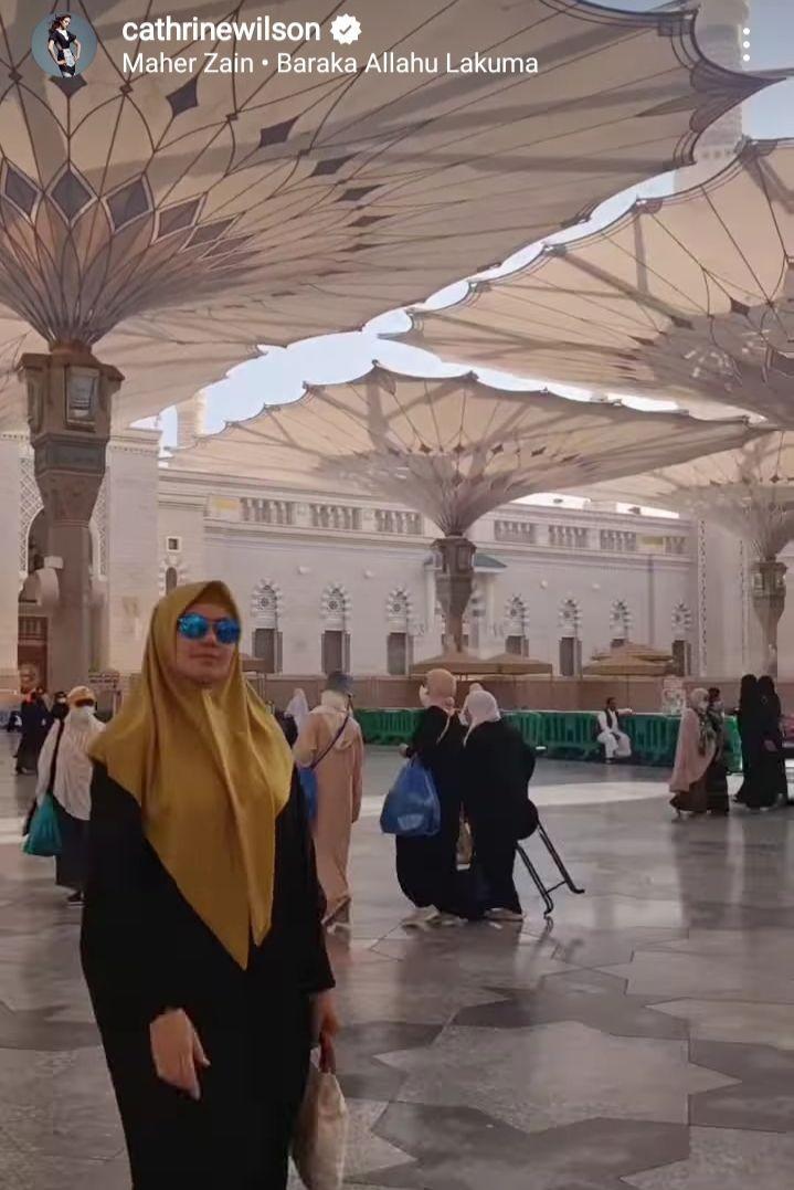 Potret Terkini Cathrine Wilson Berhijab Usai Umrah