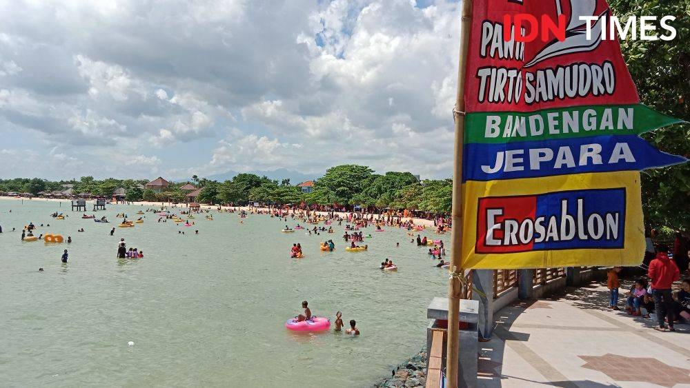 Pantai Bandengan Dipadati Pengunjung Joki Perahu Panen Cuan