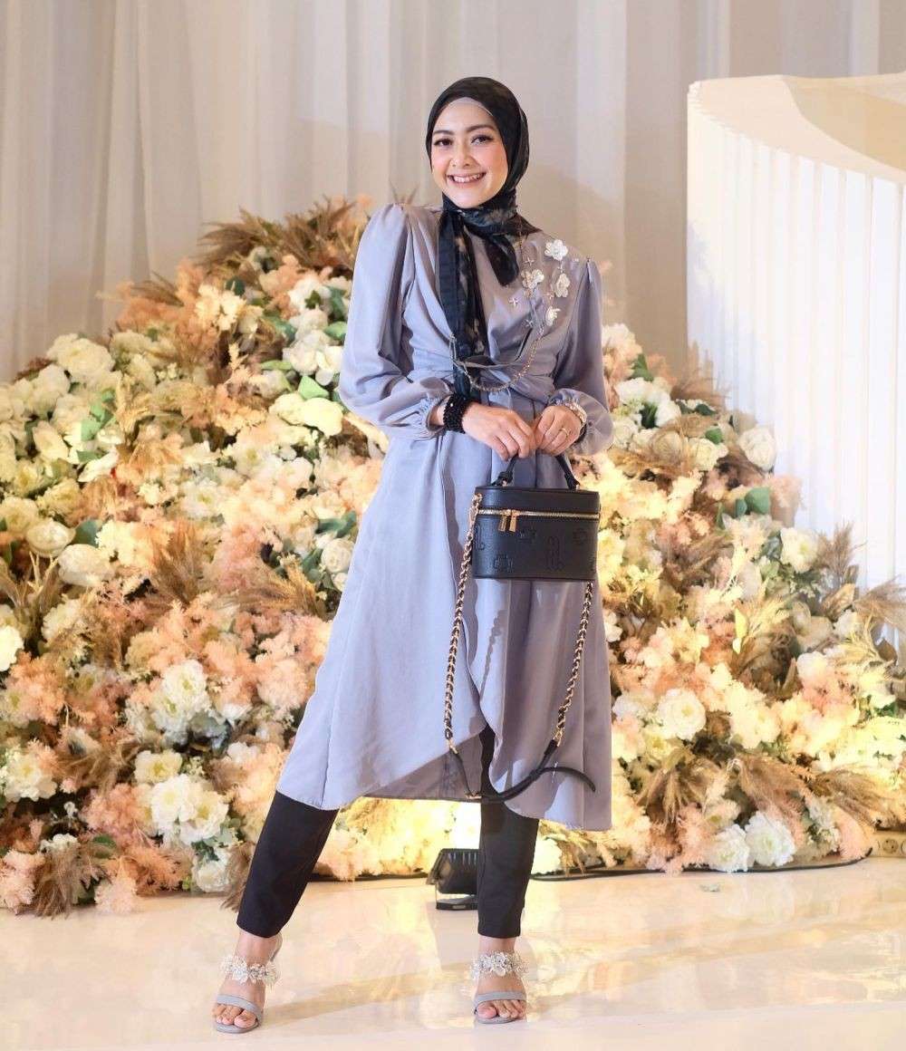 9 Ide OOTD Ngantor Hijab Ala Richa Novisha Trendi Banget