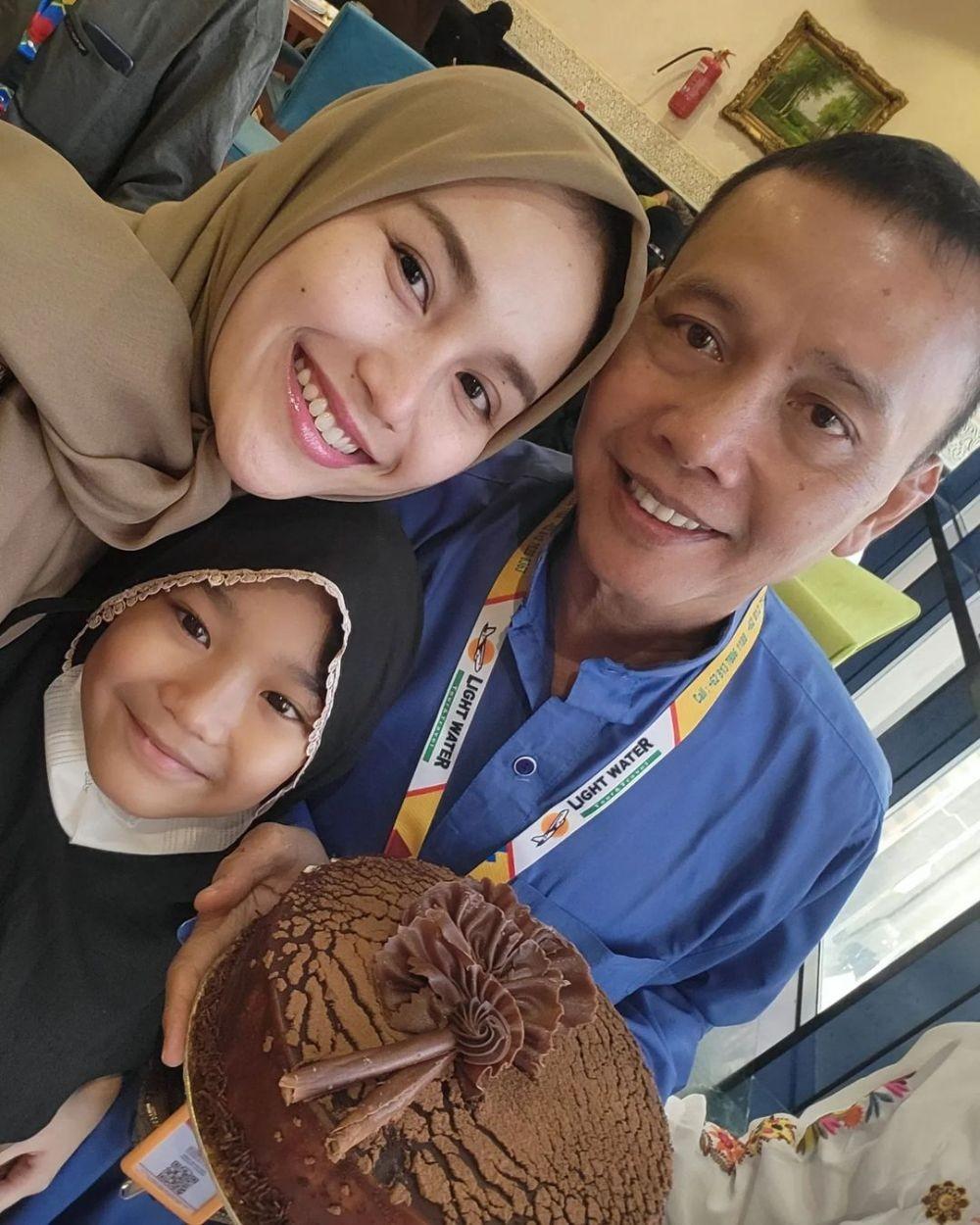 Potret Ultah Ayah Ayu Ting Ting Dirayakan Saat Umrah