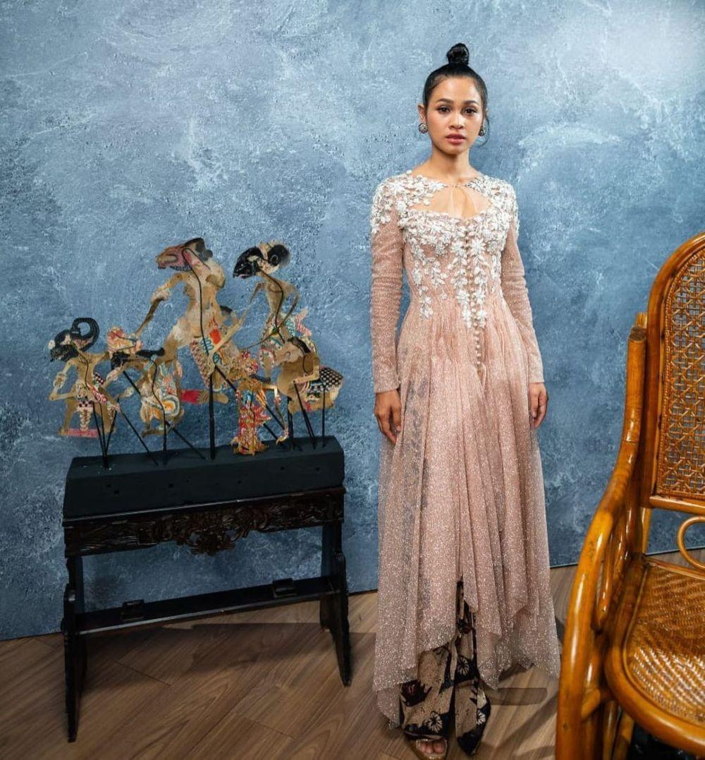 Kebaya Modern Yang Simpel Tapi Mewah Kondangan Berkelas