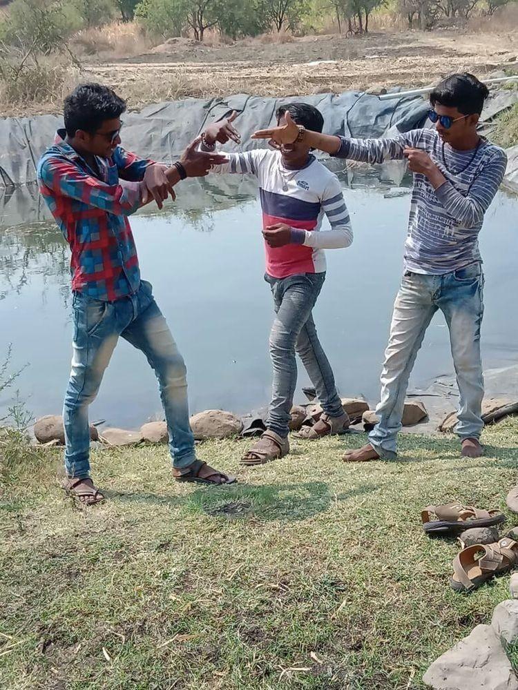 10 Potret Kocak Pose Foto Bareng Sahabat Ala Orang India