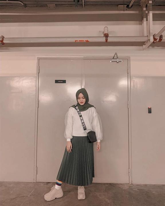 9 Ide Padu Padan Outfit Putih Ala Putri Delina Trendy Abis