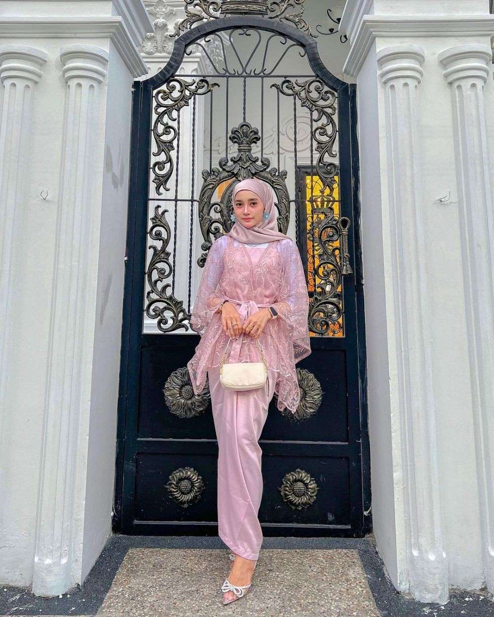 9 Gaya Kondangan Hijab Pakai Outerwear Anggun Nan Kekinian