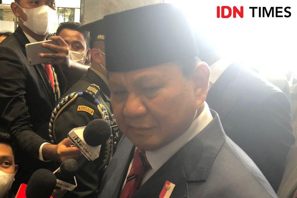 Menhan Prabowo Temui Nelayan Indramayu Bagi Bagi Sembako