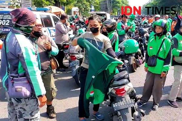 Aksi Demo Ojol Di Surabaya Diwarnai Sweeping