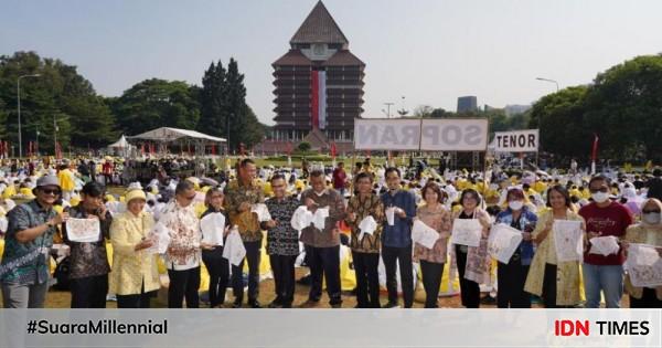 9 000 Mahasiswa Baru UI Pecahkan Rekor MURI Mencanting Batik