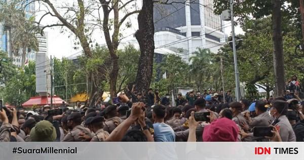 Demo Di Patung Kuda Ricuh Mahasiswa Terobos Kawat Berduri