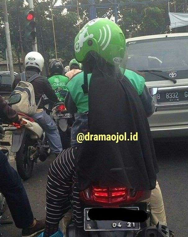 10 Momen Apes Penumpang Pakai Helm Driver Ojek Online