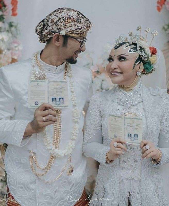 Resmi Gugat Cerai 10 Perjalanan Cinta Roro Fitria Dan Suami