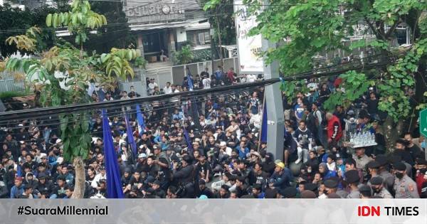 Ribuan Bobotoh Geruduk Kantor Persib Bandung Tuntut Pembeli