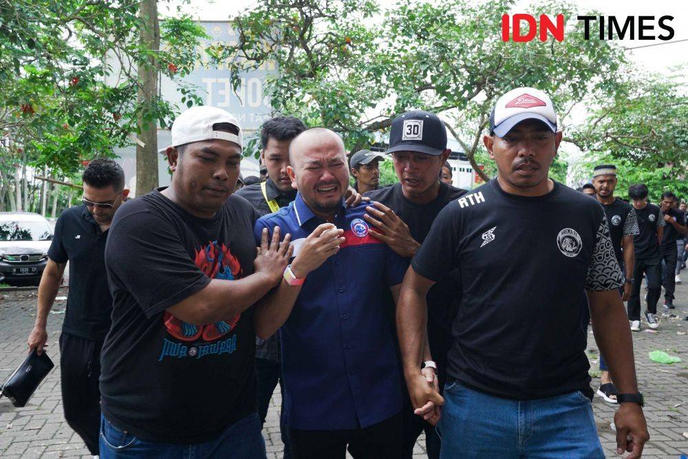 Potret Tangis Pemain Arema Fc Saat Tabur Bunga