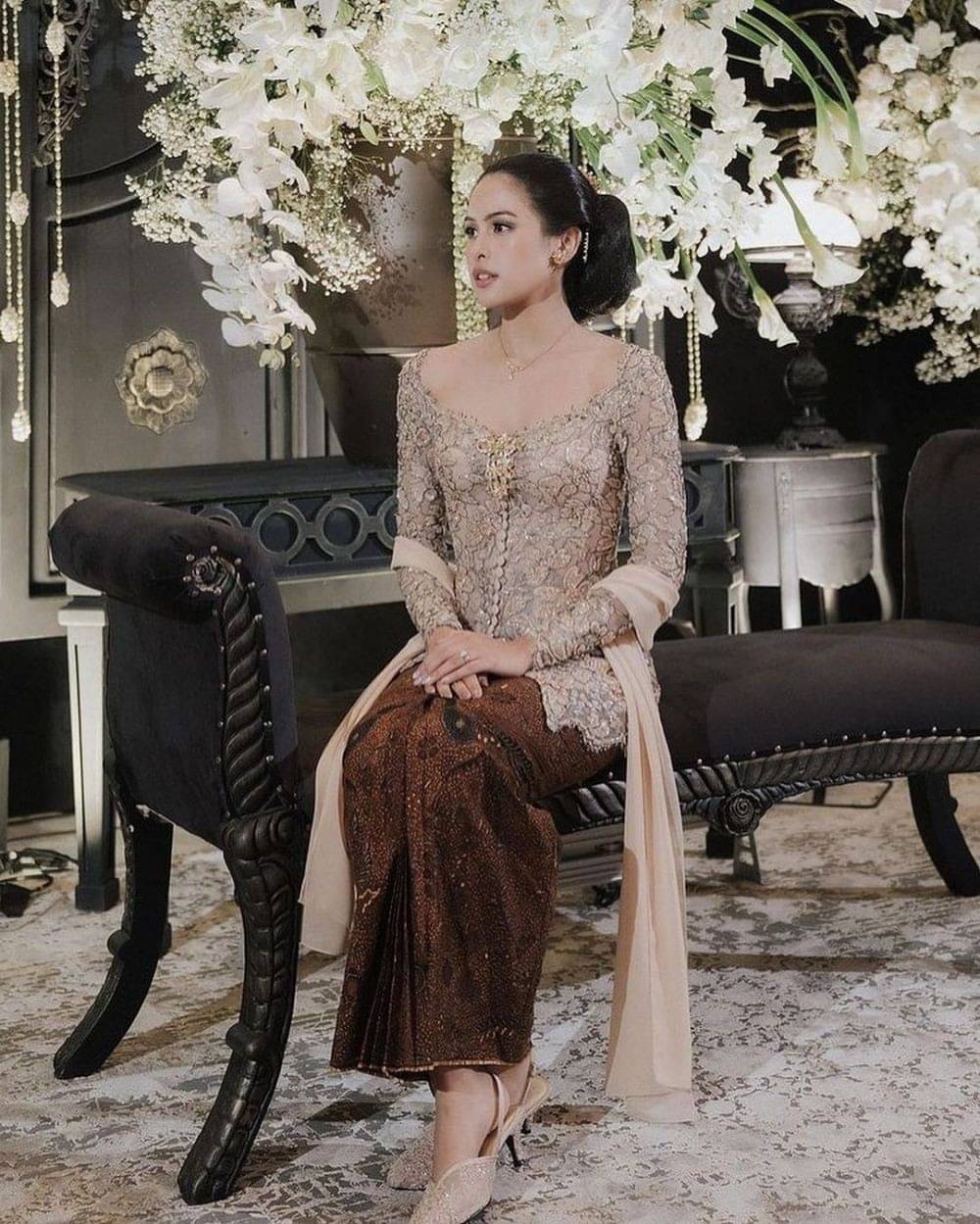 10 Inspirasi Kebaya Untuk Saudara Pengantin Ala Seleb